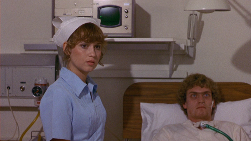 Sjuksköterskan Kathy (Susan Penhaligon) och den tillsynes harmlöse komapatienten Patrick (Robert Thompson).